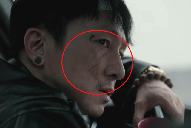 《扫黑风暴》5处穿帮：李成阳手铐跑开了，大江脸上的伤疤不同