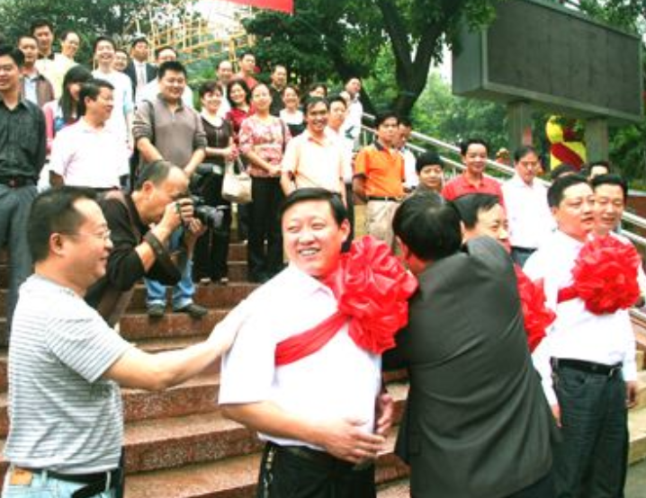 2002年，煤矿工张前东，带领60个工友矿难自救，平凡又伟大