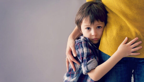 孩子生气时肚子疼是怎么回事？焦虑情绪如何影响儿童肠胃健康？