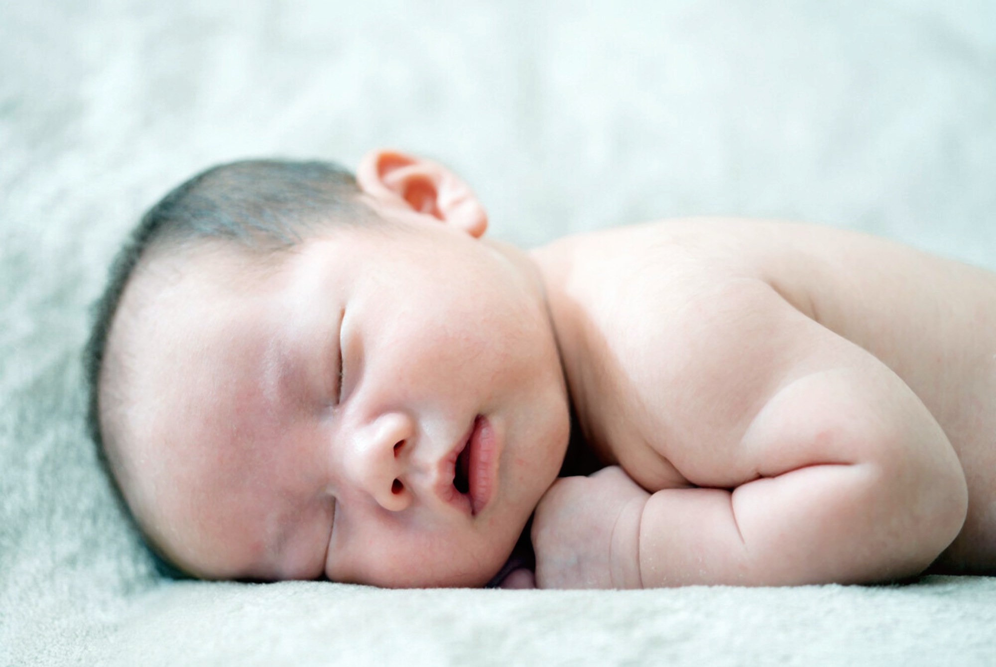 三个月婴儿趴着睡好吗（宝宝趴着睡觉）-幼儿百科-魔术铺