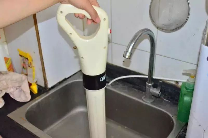 下水道堵了，别用棍子捅！试试这个方法，轻松疏通不求人