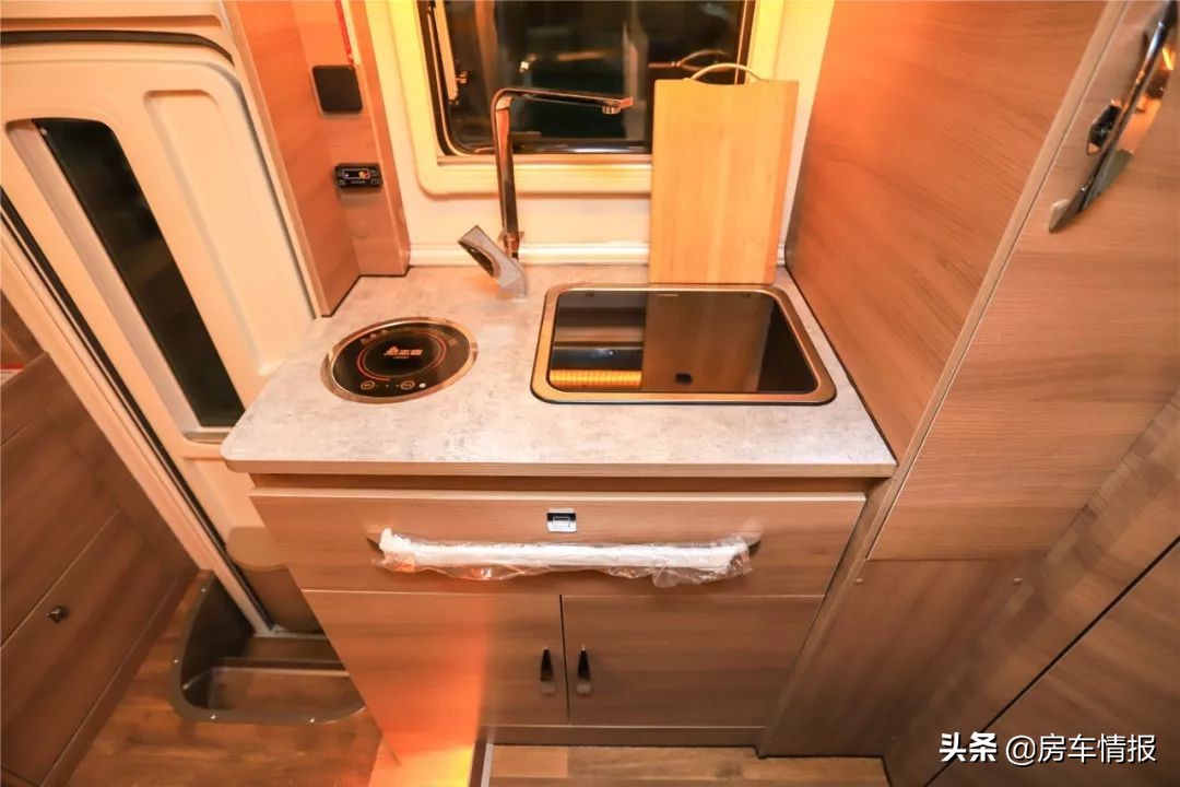 新发布的两款依维柯房车，预计40多万，4座6座两布局你更喜欢谁？