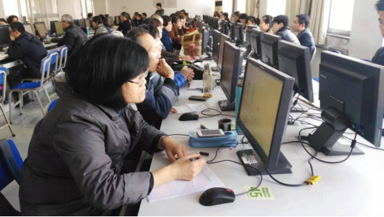 高考阅卷“现场照”流出，2000名老师原来这样阅卷，学生：长见识