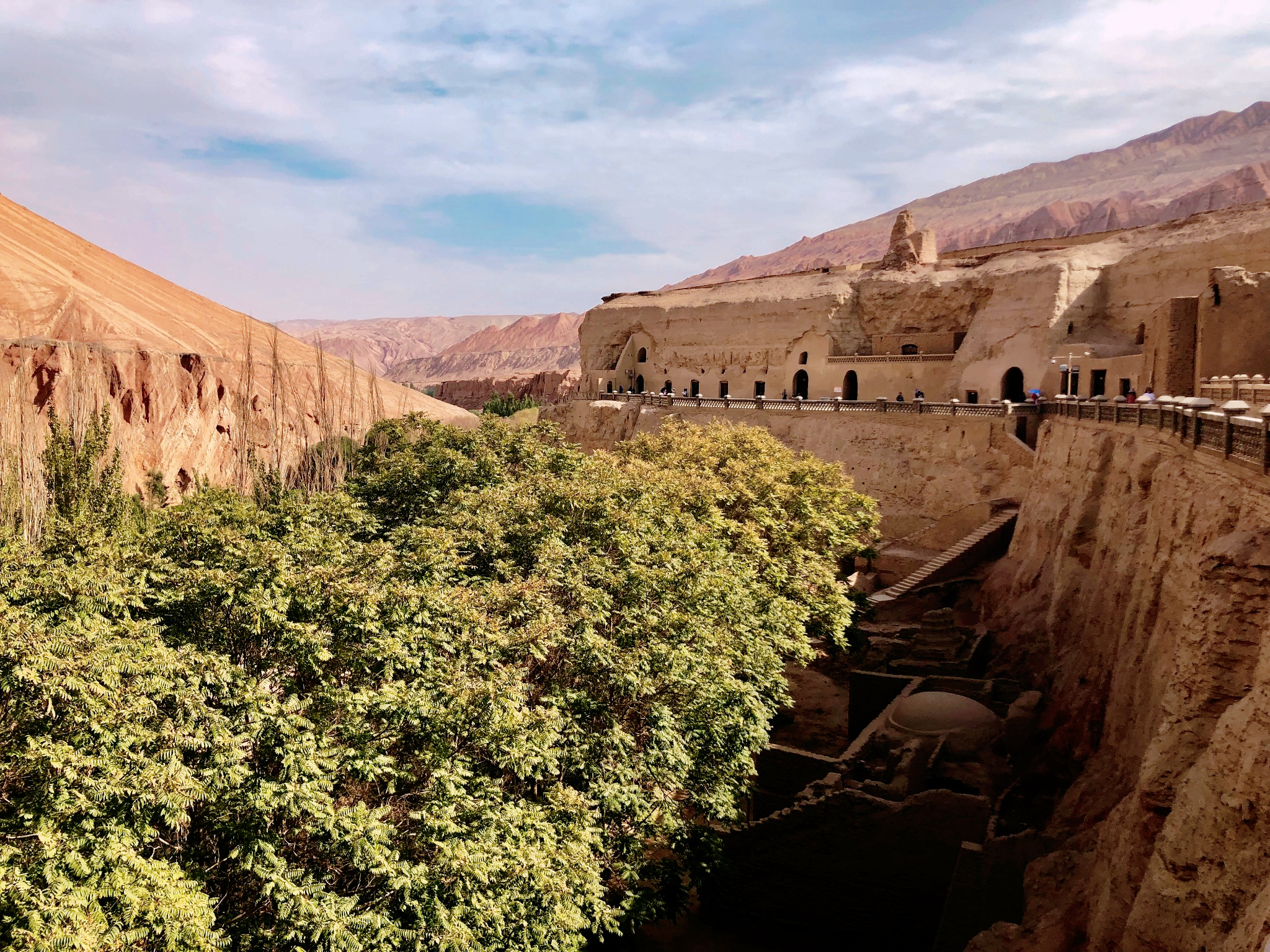 新疆火焰山景区,多数游客去的不对,真正精华在后山还免费