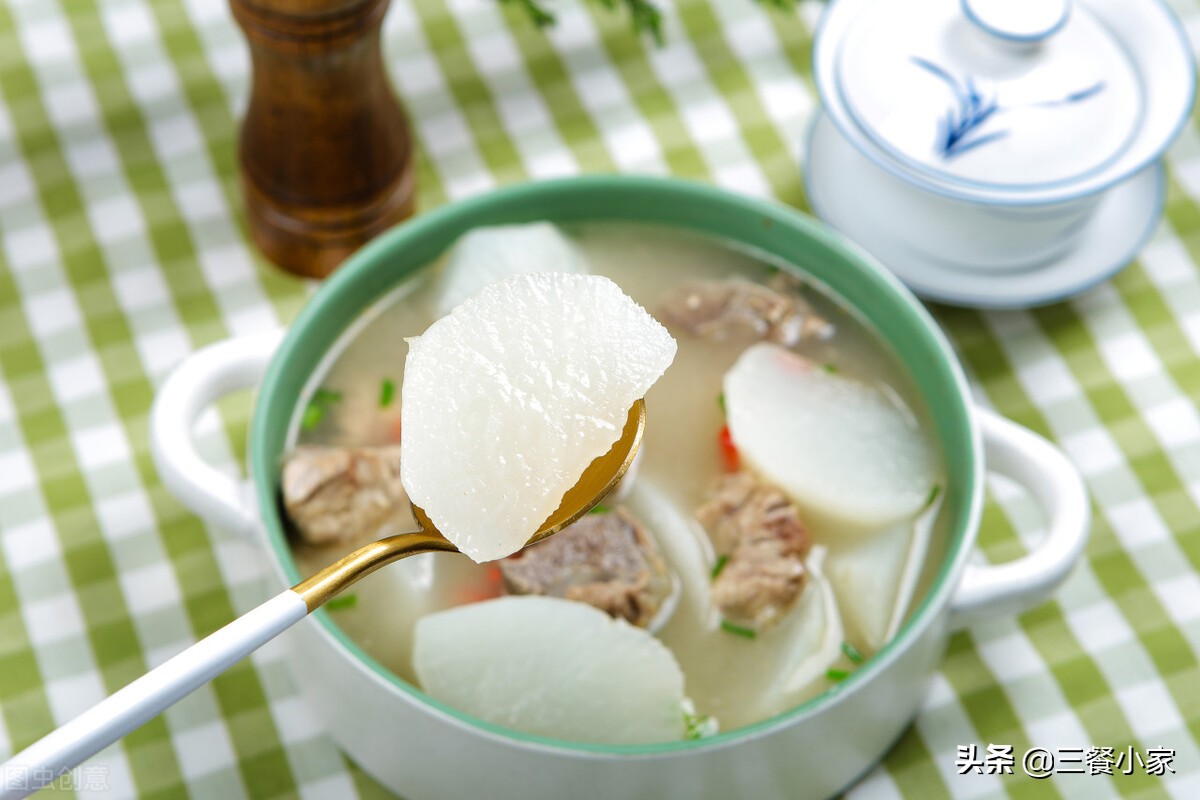 炖骨汤，酒店大厨教你诀窍，牢记三招，汤白肉香，不腥不腻还营养