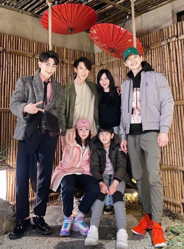 吴尊带家人与汪东城辰亦儒聚会，再喊飞轮海口号，满满回忆杀