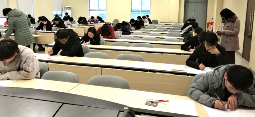 大一学生不能报考英语四级，新生困惑不已，学长们道出实情