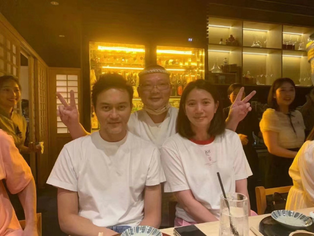 袁咏仪逛街被偶遇，买完包不忘给老公张智霖买衣服，好甜蜜