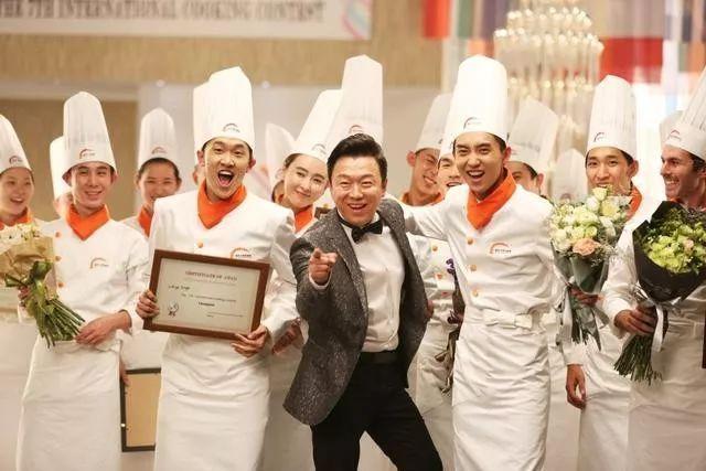 新晋安徽首富，身价150亿，被誉中国职校大王，今投资雨伞赚百亿