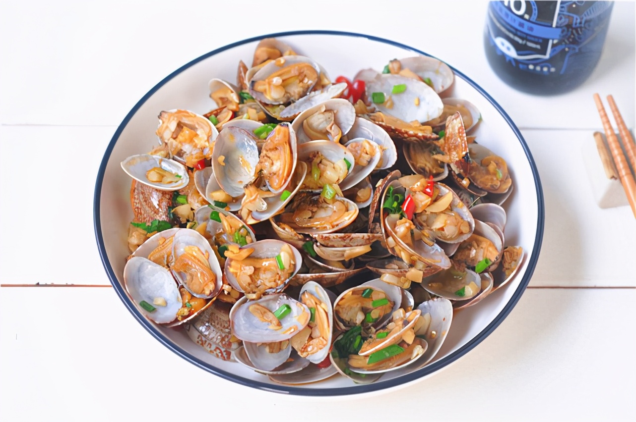 炒蛤蜊时,最忌直接加油炒,教你正确方法,蛤蜊鲜嫩入味不空壳