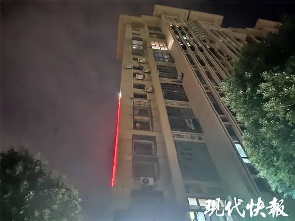 【上海小学惊魂：男孩被掉下的铁板砸中，当场死亡！】