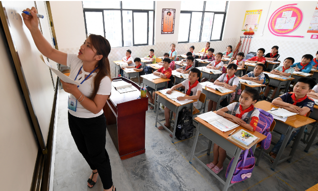 拉丁舞老师“魔性教学”火了，激情澎湃欢乐多，宝爸抢着接送孩子