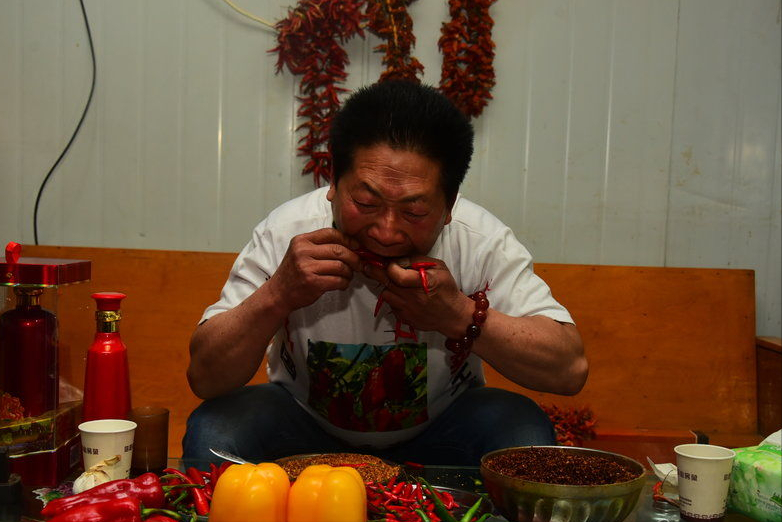 中国辣王李永志：一餐5斤辣椒配白酒，32个魔鬼辣椒击败印度老人