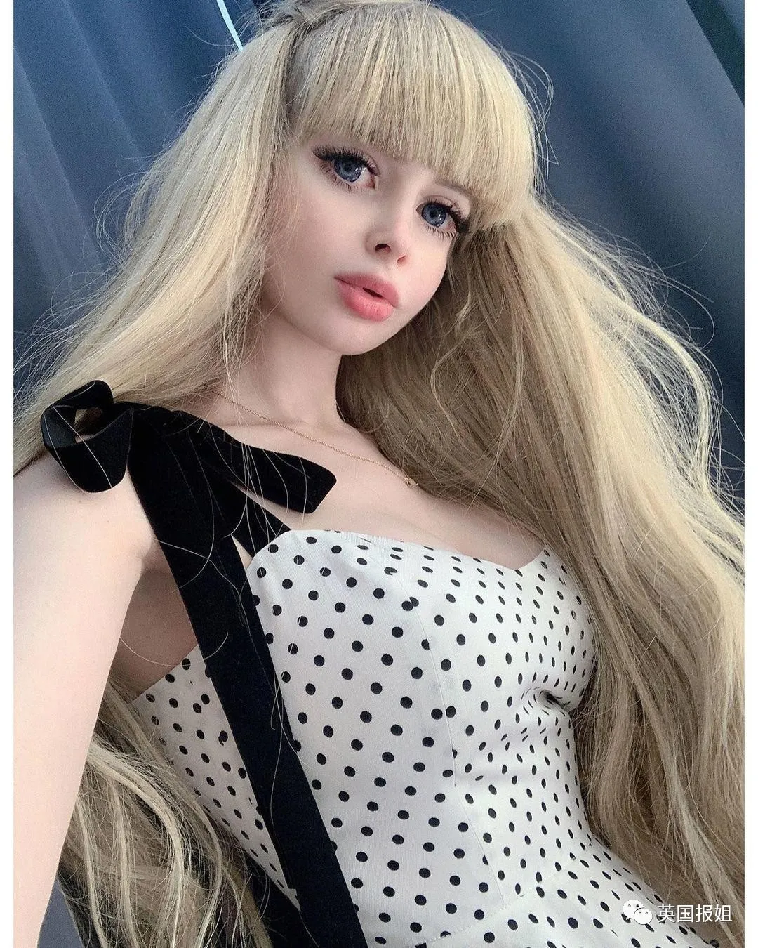 俄国美女从小被“圈养”！父母把她当活娃娃，丰胸细腰拍性感照