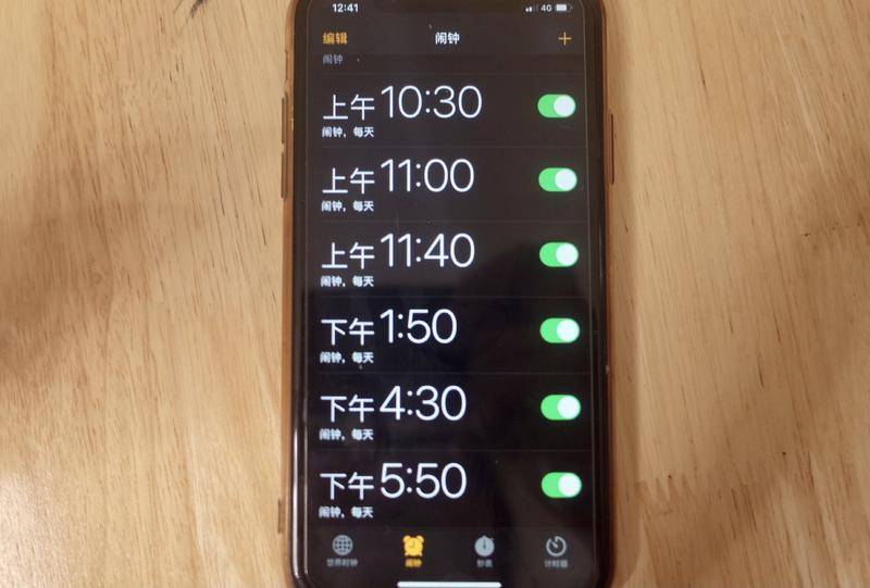 “陪读小镇”上，那些被高考神话捆绑的妈妈们