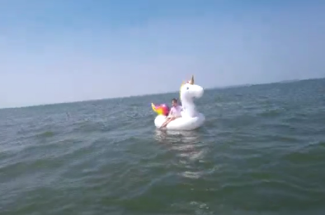 7岁女孩在海里坐充气“独角兽”被潮流带到深水区