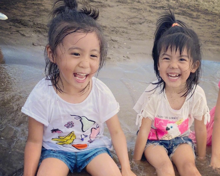 贾静雯晒三个女儿，咘咘最美，波妞女汉子，16岁梧桐妹打扮显成熟