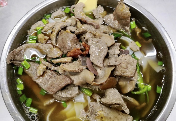 中山八路这家不起眼的粉面店，羊杂粉和牛三星征服嘴刁荔湾街坊