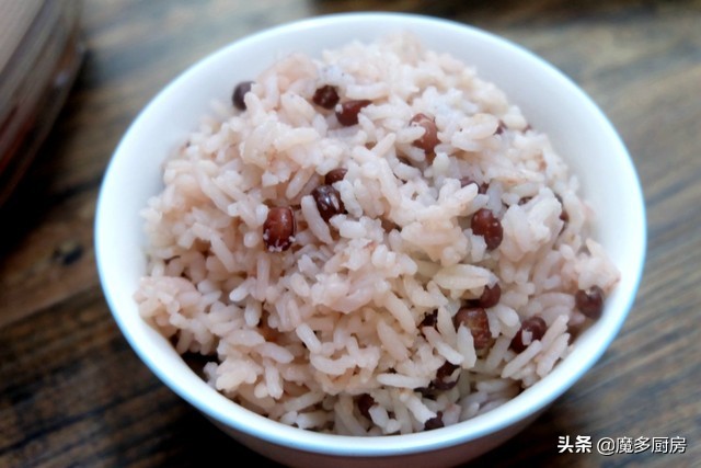 豆饭的做法 电饭锅版一看就会（用电饭煲做红豆捞饭的教程）