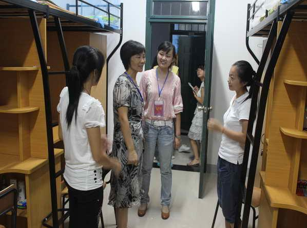 国内大学生每月“生活费”情况，1200元学生不敢出去，差别有点大