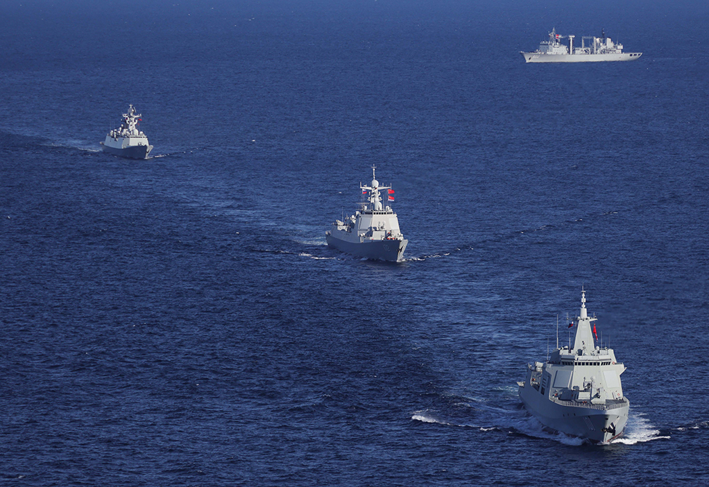 美國軍艦擅闖中俄演習，俄羅斯強勢驅離，中方055艦為何不幫忙？