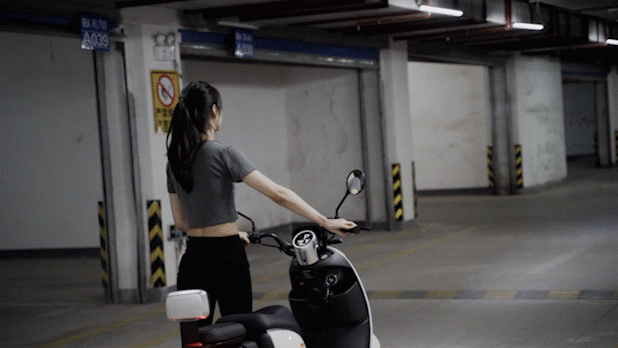 装下全世界的超A电动车，贴心设计全程守护美女摄影师