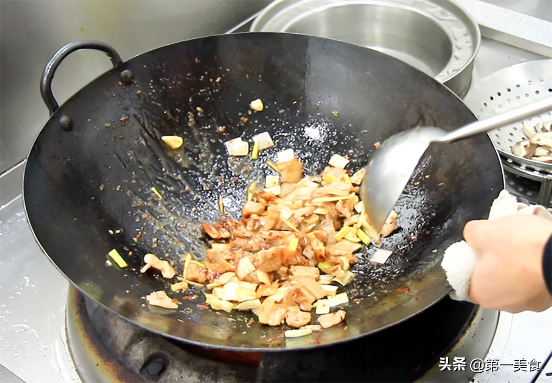 香菇小炒肉怎么做才好吃，大厨教分享技巧，香菇滑嫩，肉片不油腻