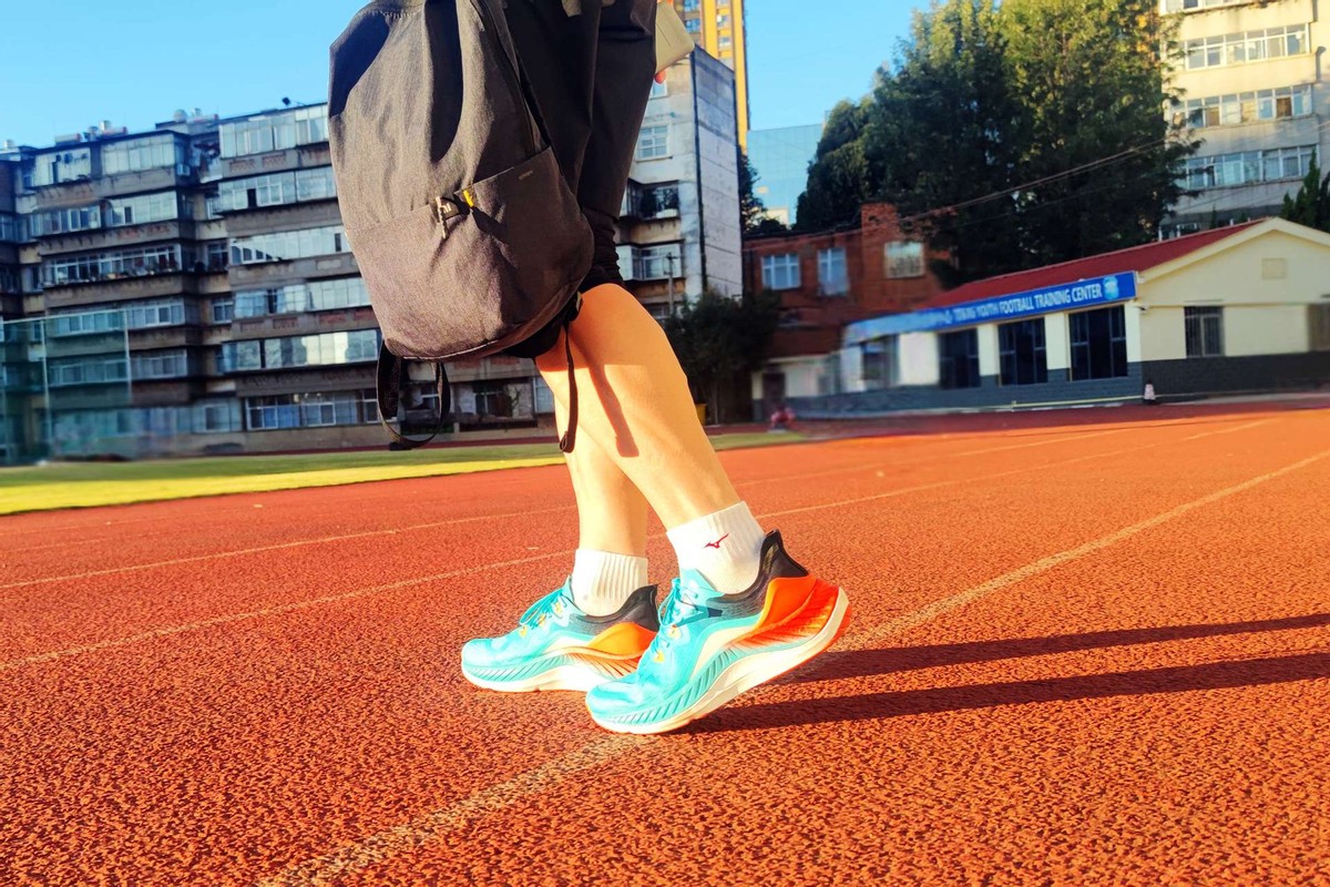 小米众测上新——碳板跑鞋即将普及？日常元素超临界碳板跑鞋亲测