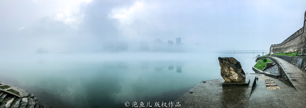 难得一见！下雨天出现平流雾奇观，襄阳古城秒变“海市蜃楼”