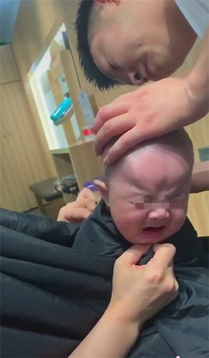网上有一段小宝宝理发的视频,小宝宝对理发充满了恐惧,尤其是还有个