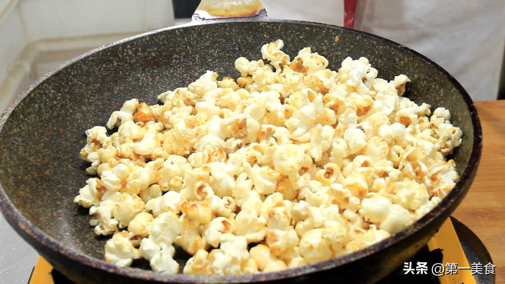 想吃爆米花不用去电影院，大厨教你在家做，操作简单，零失误