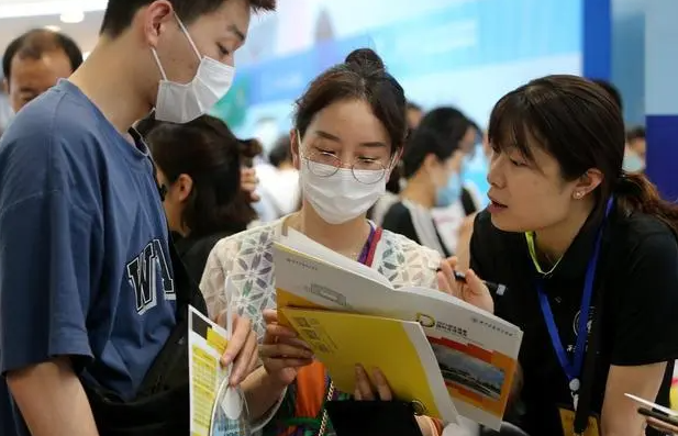 湖南一本科高校招生遇爆冷，征集志愿高达583人，学费一年6万多