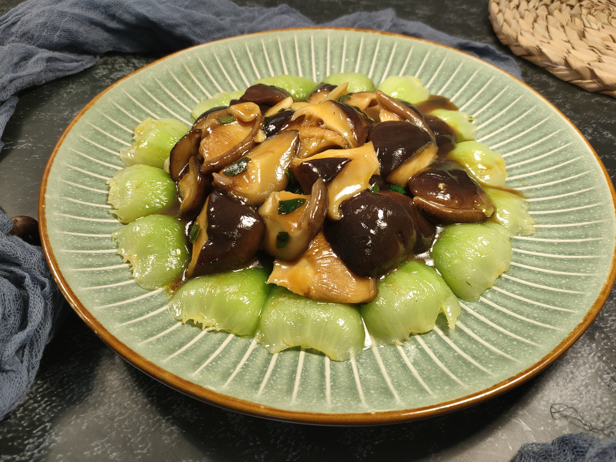 好吃的香菇炒油菜(十步轻松做出好吃的香菇炒油菜)