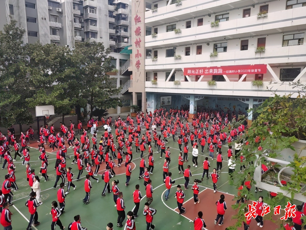 操场再小，也要想法子让学生们跑起来