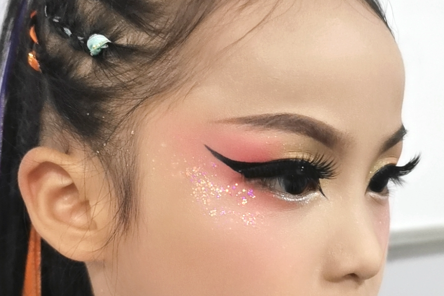 涂口红的小美女妆前小tips:儿童表演妆的配色要根据表演主题或服装