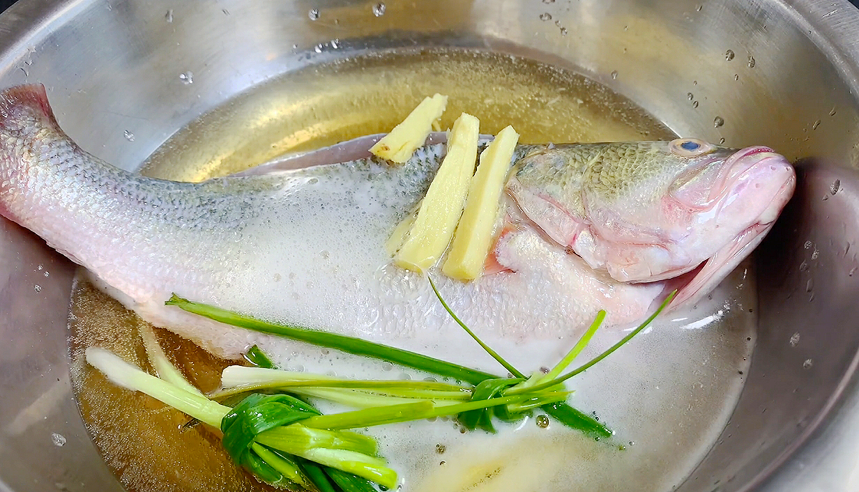 清蒸鲈鱼时，牢记“2不放，加3样”，鱼肉鲜嫩有营养，不腥还不柴