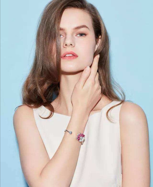 女人手腕上戴表还是镯子?