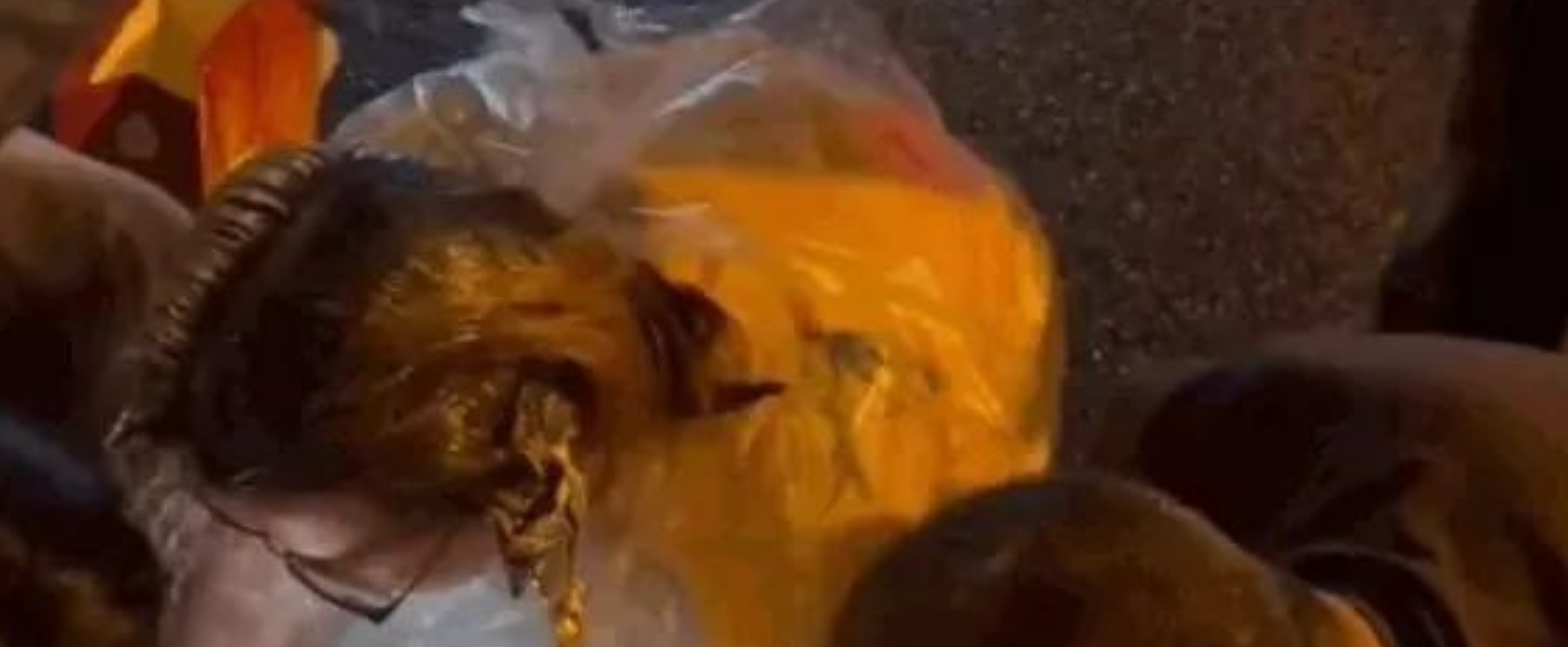 顶着满头染发剂的小姐姐，找到啦！