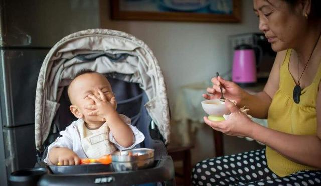 孩子喝配方奶粉要到几岁？如果孩子有这些表现，建议及时戒掉奶粉