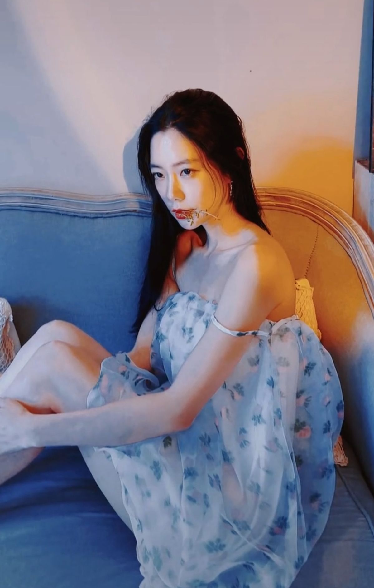 亞洲第一美女克拉拉秀身材，故意把肩帶拉下露肩，穿短裙秀大長腿