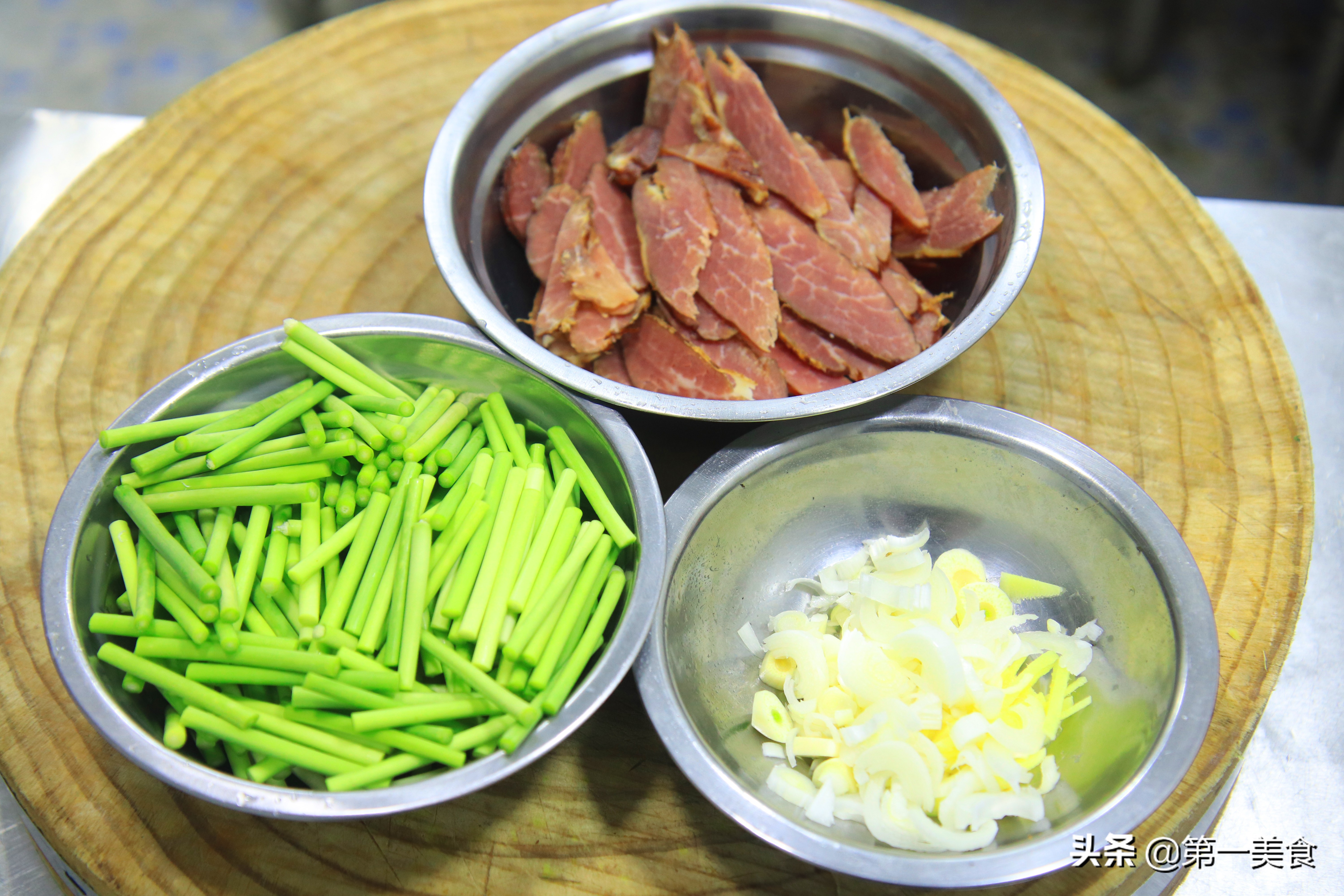 腊肉怎么做更好吃？只需搭配一把蒜苔，简单一炒，咸香软嫩超美味