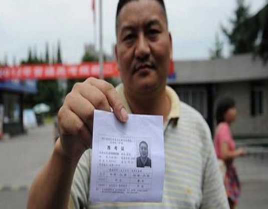 ​高考钉子户，54岁大叔高考25次，年入百万就想圆梦川大