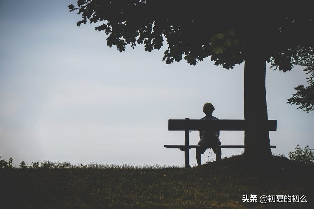 病愈初醒，心仍残存疼痛，世界依旧遥远而陌生。