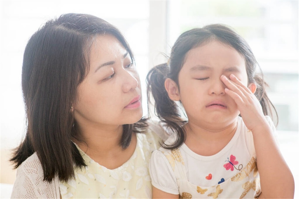 当孩子哭闹不愿意去幼儿园时，家长要明白什么该说，什么不该说