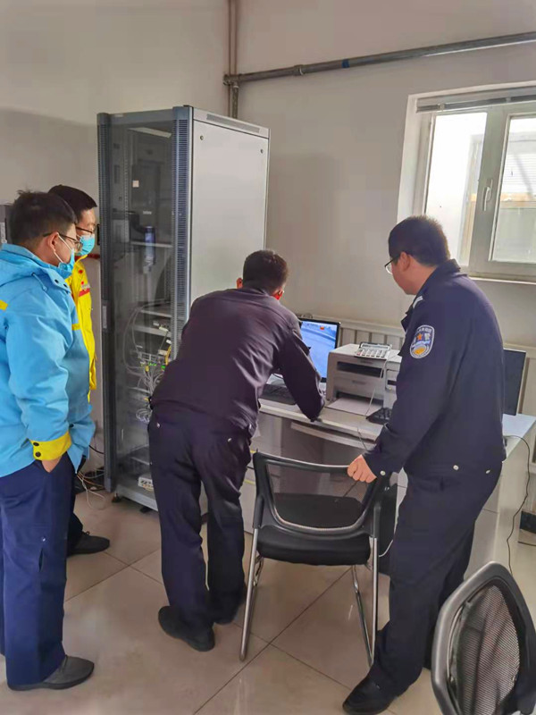 神木公安尔林兔派出所加强辖区加油站安全检查工作