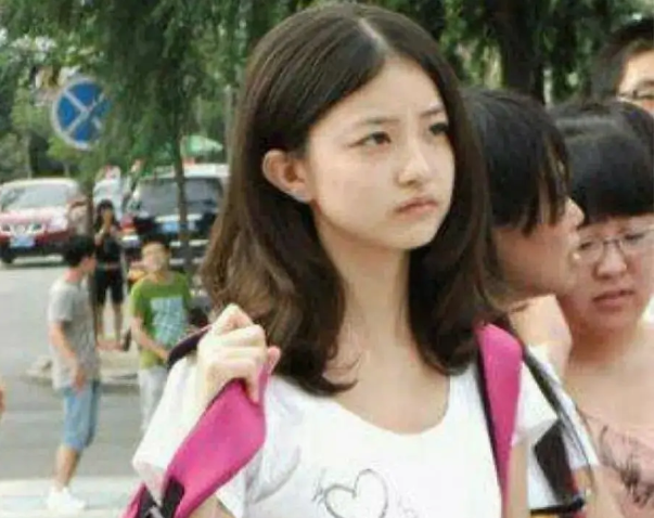 清华大学女博士，素颜精致似女明星，网友为她建超话，她不为所动