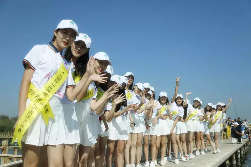 世界旅游小姐畅游巴彦淖尔，美女＋美景，保证让你看花眼