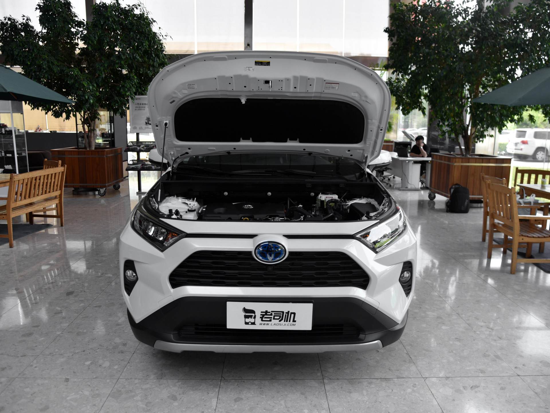 suv一样很省油,够安全而且还是丰田混动,带你看rav4荣放