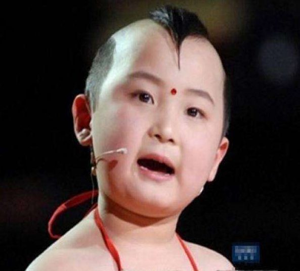 死了吗("年画娃娃"邓鸣贺8岁离世,全因母亲一句话,被网友称:童子命)