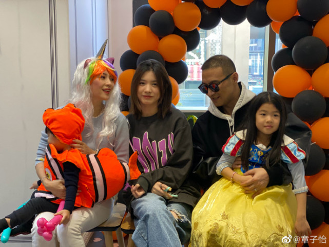 章子怡晒一家五口万圣节造型，儿子cos尼莫好可爱，名字首曝光